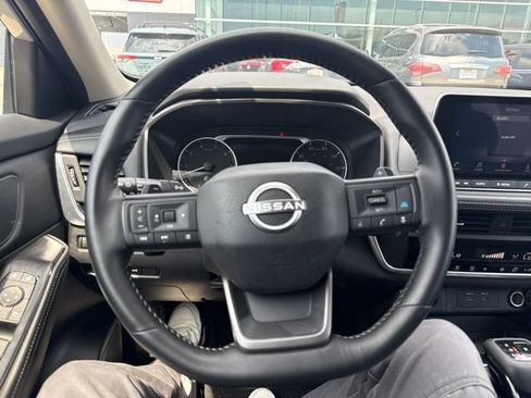 Used 2025 Nissan Rogue SV FWD image 12