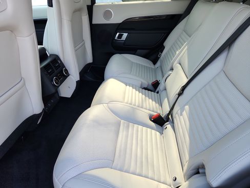 Used 2025 Land Rover Discovery S image 5