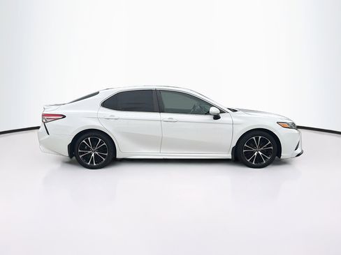 Used 2018 Toyota Camry SE w/ Moonroof Package image 10