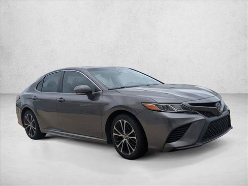 Used 2018 Toyota Camry SE w/ Moonroof Package image 3