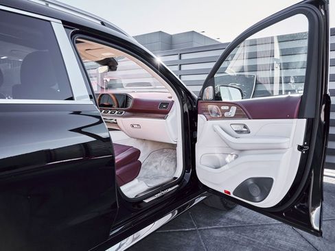 Used 2024 Mercedes-Benz Maybach GLS 600 4MATIC image 23