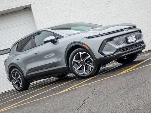 New 2026 Chevrolet Equinox EV LT image 3