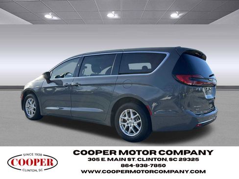 Used 2023 Chrysler Pacifica Touring-L image 5