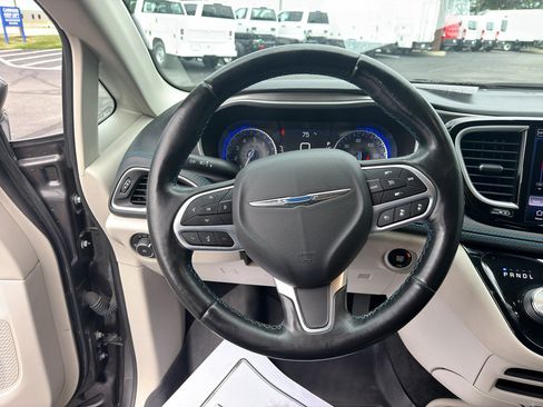 Used 2021 Chrysler Pacifica Touring-L FWD image 12