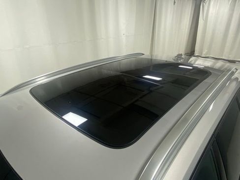 Used 2025 Volvo XC40 B5 Plus image 6