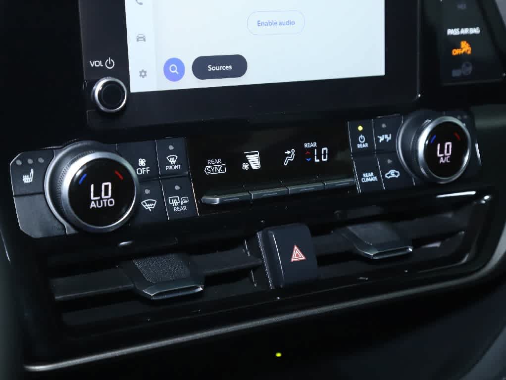 Used 2024 Toyota Highlander XLE AWD/4WD image 32