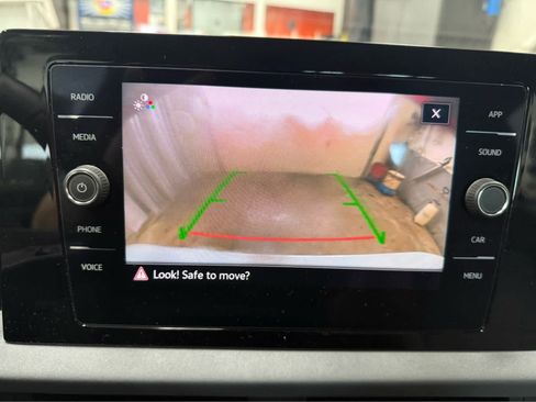 Used 2025 Volkswagen Jetta SE image 17