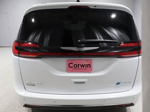 Certified 2025 Chrysler Pacifica Pinnacle image 4