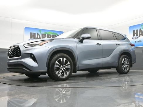 Used 2021 Toyota Highlander XLE AWD/4WD image 22