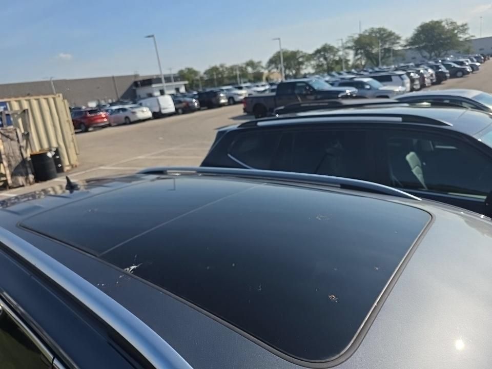 Used 2023 Volkswagen Tiguan SE w/ Panoramic Sunroof Package FWD image 7