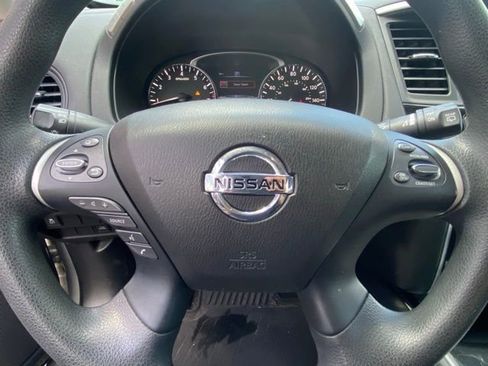 Used 2018 Nissan Pathfinder S image 18