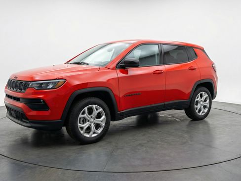 Used 2025 Jeep Compass Latitude AWD/4WD image 3