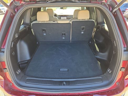 Used 2024 Jeep Grand Cherokee Limited w/ Luxury Tech Group II image 12