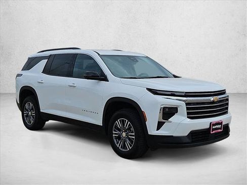 Used 2024 Chevrolet Traverse LT FWD image 3