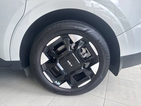 Used 2025 Kia Carnival EX FWD image 29
