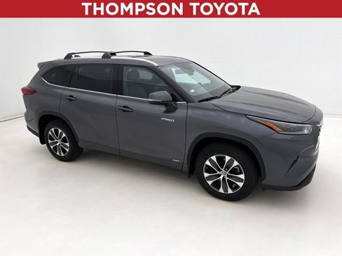 Used 2021 Toyota Highlander XLE AWD/4WD image 1