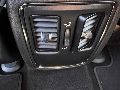 Used 2021 Jeep Grand Cherokee Laredo AWD/4WD image 17