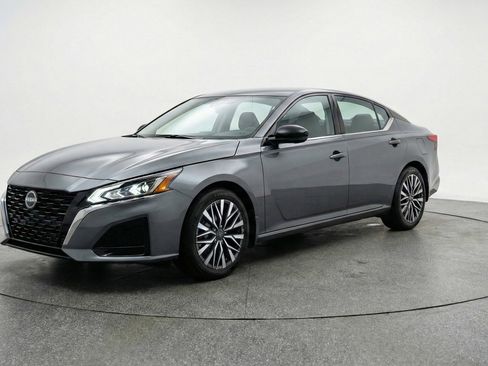 Used 2025 Nissan Altima 2.5 SV image 3