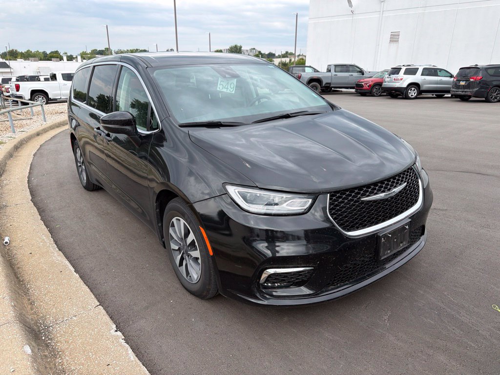 Used 2023 Chrysler Pacifica Touring-L FWD image 1