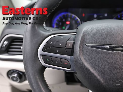 Used 2023 Chrysler Pacifica Touring-L FWD image 15