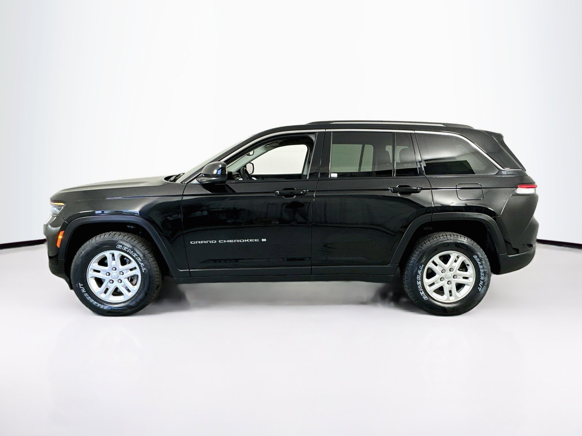 Used 2023 Jeep Grand Cherokee Laredo AWD/4WD image 8