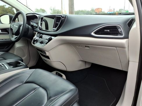 Used 2023 Chrysler Pacifica Touring-L FWD image 11
