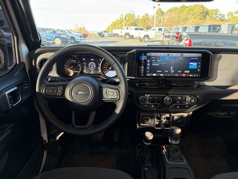 Used 2025 Jeep Gladiator Sport image 9