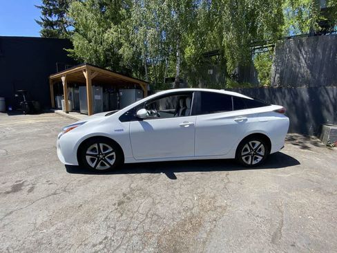 Used 2016 Toyota Prius Three Touring FWD image 3