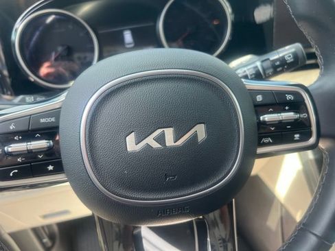 Used 2024 Kia Carnival EX FWD image 22