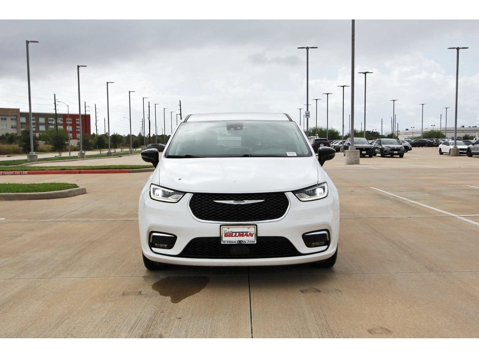 Used 2024 Chrysler Pacifica Touring-L FWD image 2