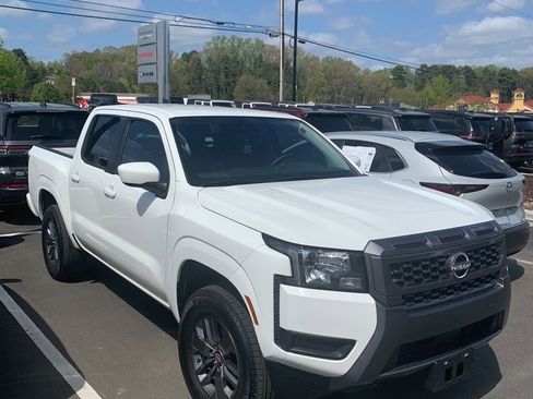 Used 2025 Nissan Frontier SV image 17