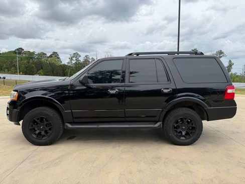 Used 2017 Ford Expedition XLT image 2