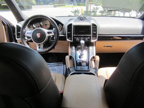 Used 2014 Porsche Cayenne Platinum Edition image 16