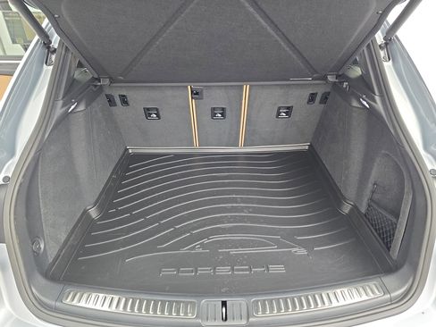 Used 2025 Porsche Macan AWD/4WD image 12