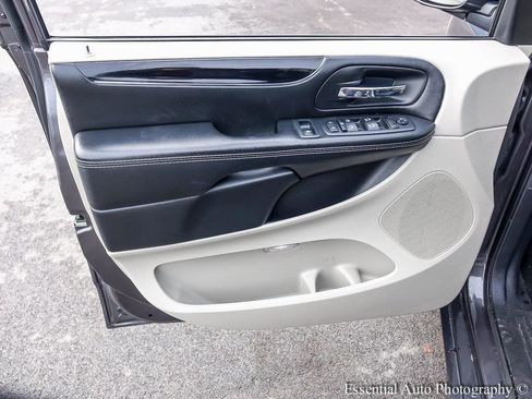 Used 2018 Dodge Grand Caravan SXT w/ Driver Convenience Group image 19