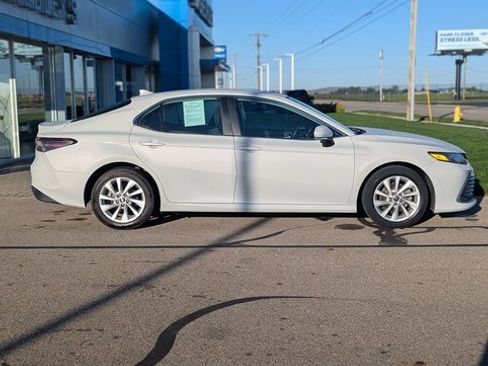 Used 2023 Toyota Camry LE image 3
