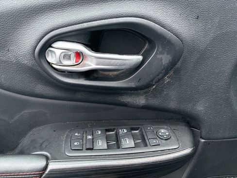 Used 2015 Jeep Cherokee Trailhawk w/ Comfort/Convenience Group image 15