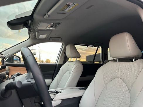 Used 2024 Toyota Grand Highlander AWD Hybrid image 15