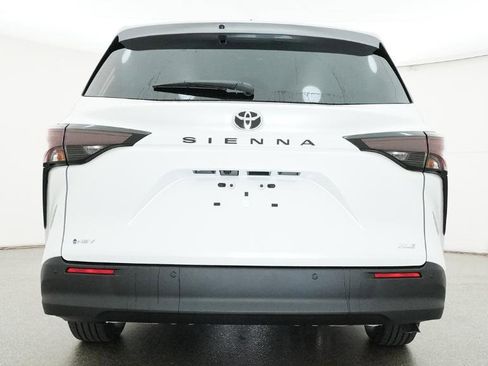 New 2026 Toyota Sienna XLE FWD image 5