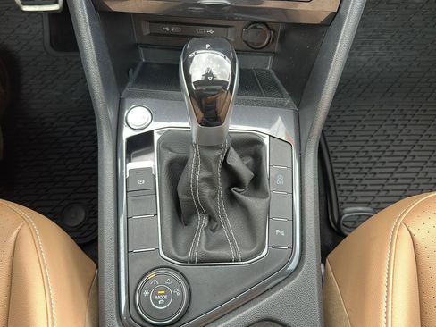 Used 2024 Volkswagen Tiguan SE R-Line AWD/4WD image 33