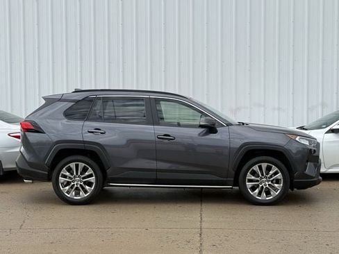 Used 2021 Toyota RAV4 XLE Premium image 3