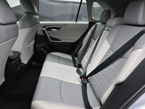 Used 2020 Toyota RAV4 XLE Premium FWD image 29