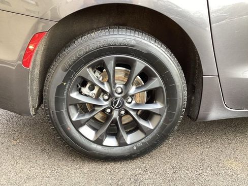 Used 2021 Chrysler Pacifica Touring-L w/ Uconnect Theater Family Group image 9