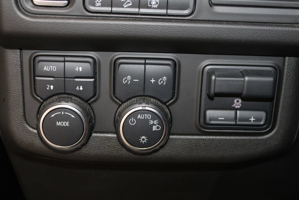 Used 2024 Chevrolet Tahoe Z71 w/ Luxury Package AWD/4WD image 31