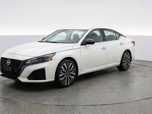 Used 2025 Nissan Altima 2.5 SV FWD image 3