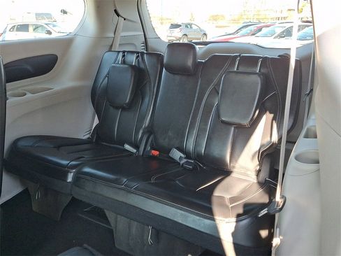 Used 2023 Chrysler Pacifica Touring-L image 13