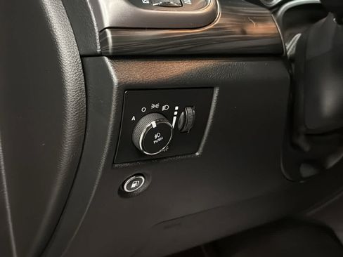 Used 2019 Jeep Grand Cherokee Laredo AWD/4WD image 23