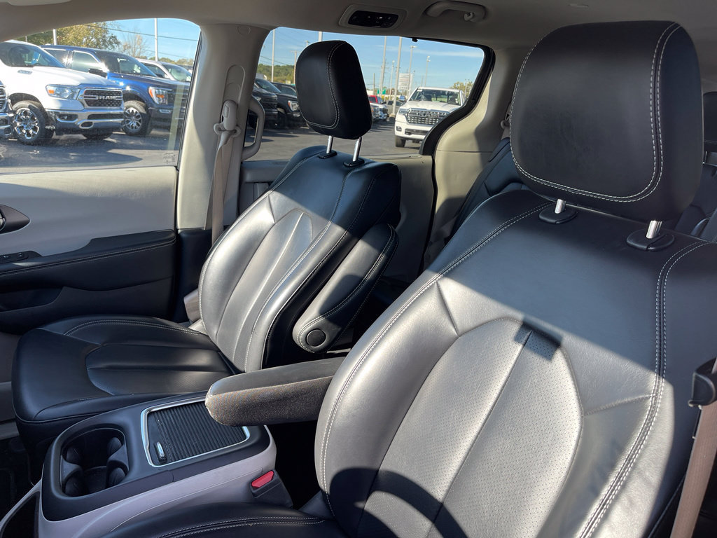 Used 2023 Chrysler Pacifica Touring-L FWD image 13