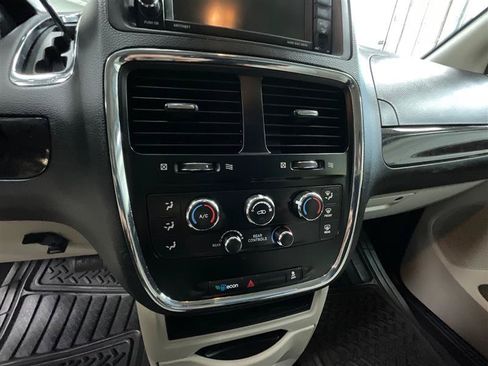 Used 2019 Dodge Grand Caravan SE FWD image 15
