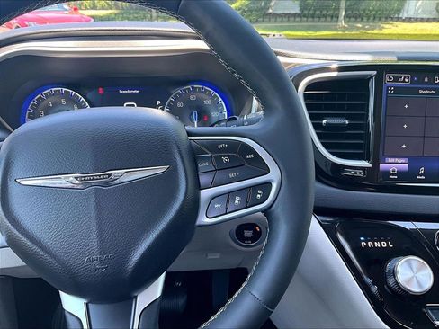 Used 2024 Chrysler Pacifica Touring-L FWD image 25